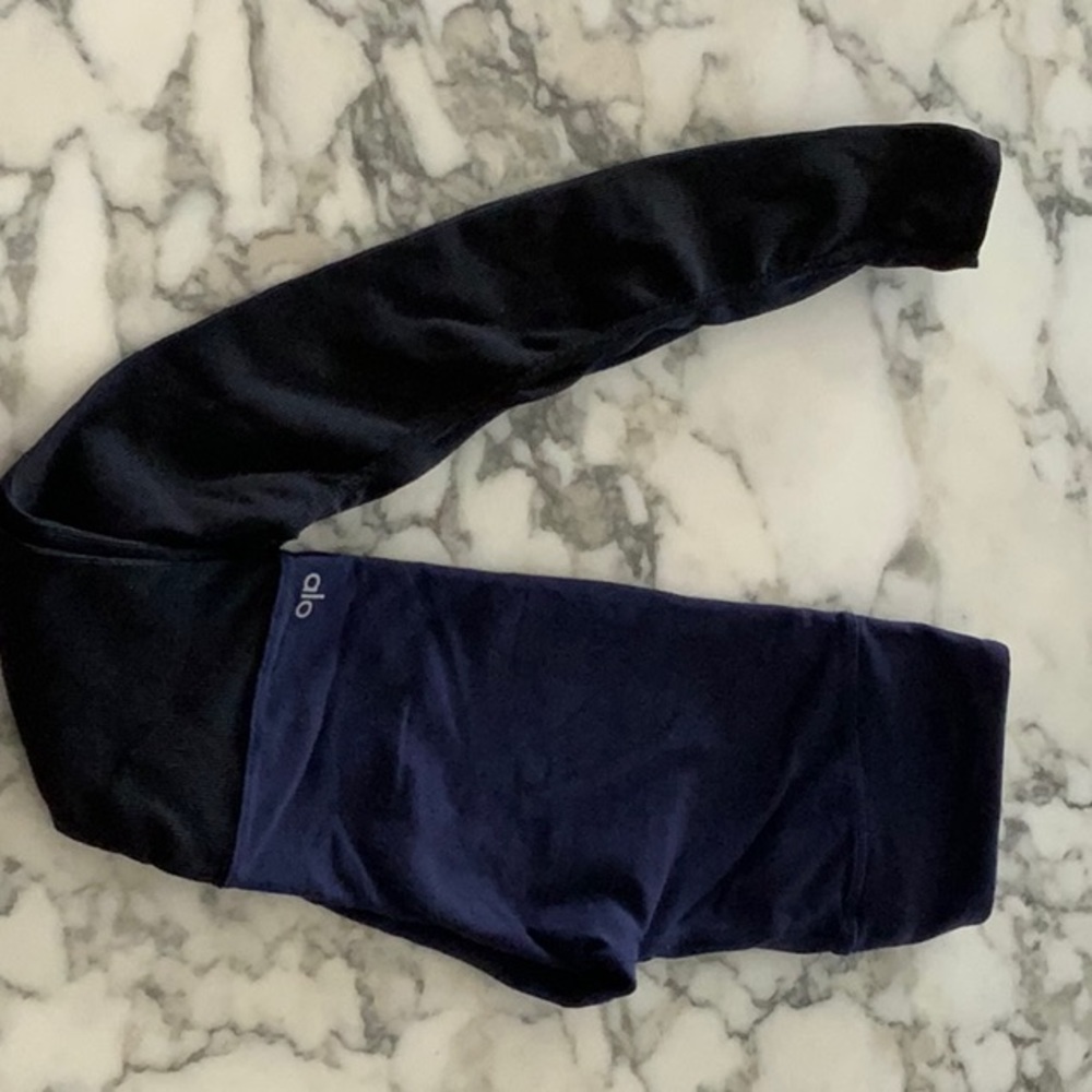 ALO Yoga Goddess Leggings in Blk/Blue